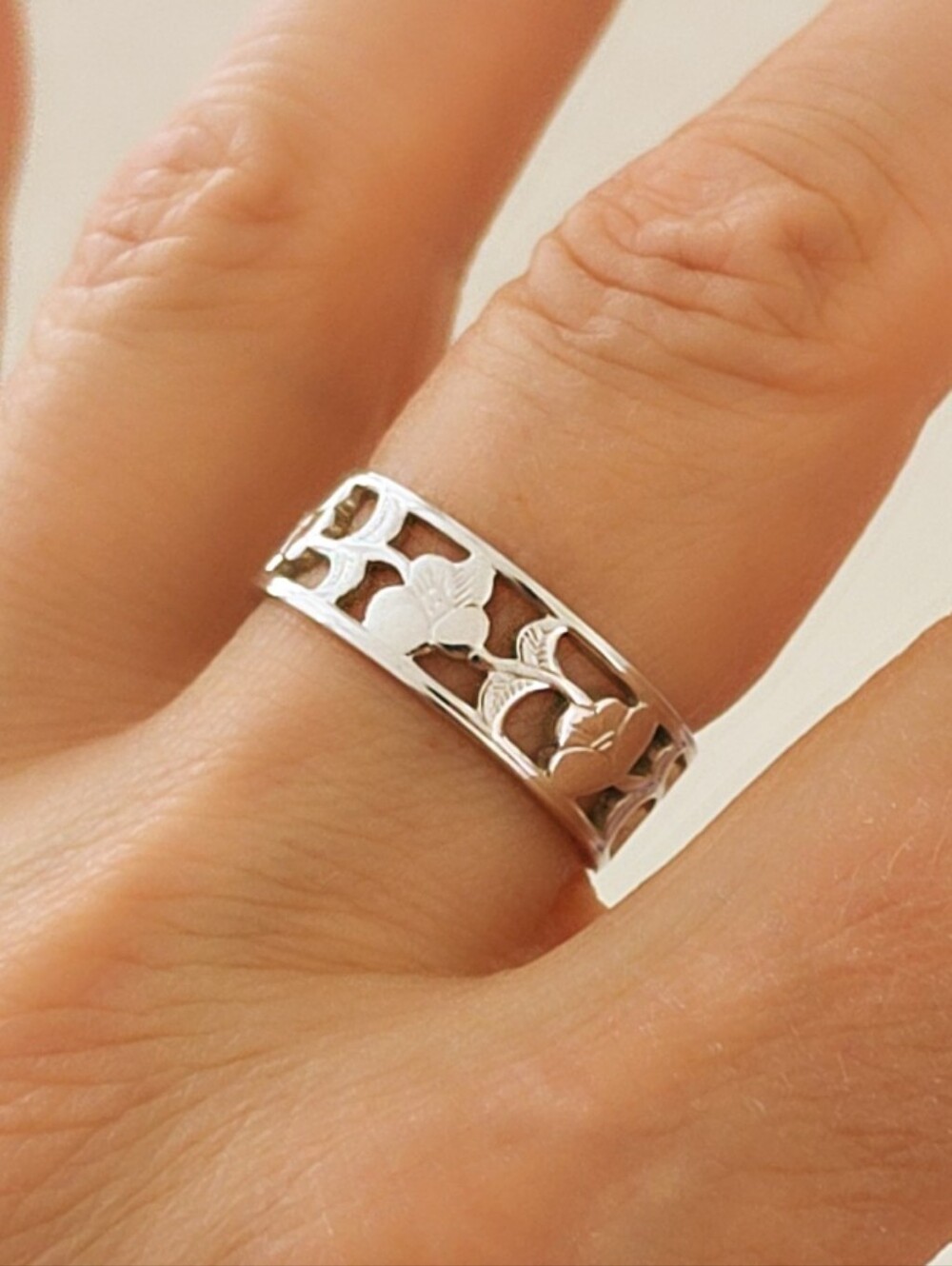 Avon Silver Floral Ring